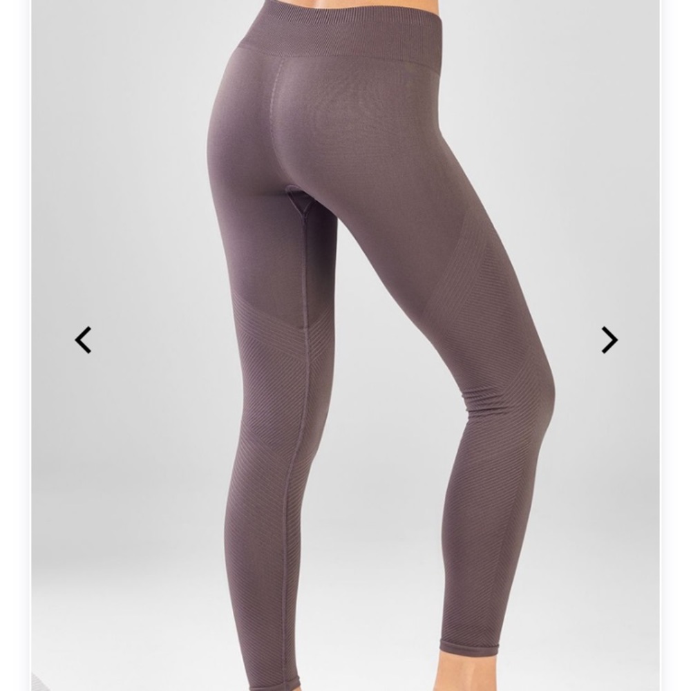 Fabletics 
Seamless Solid 7/8 color: shadow